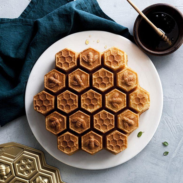Nordicware Honeycomb Pull-Apart Pan | Kitchen Art